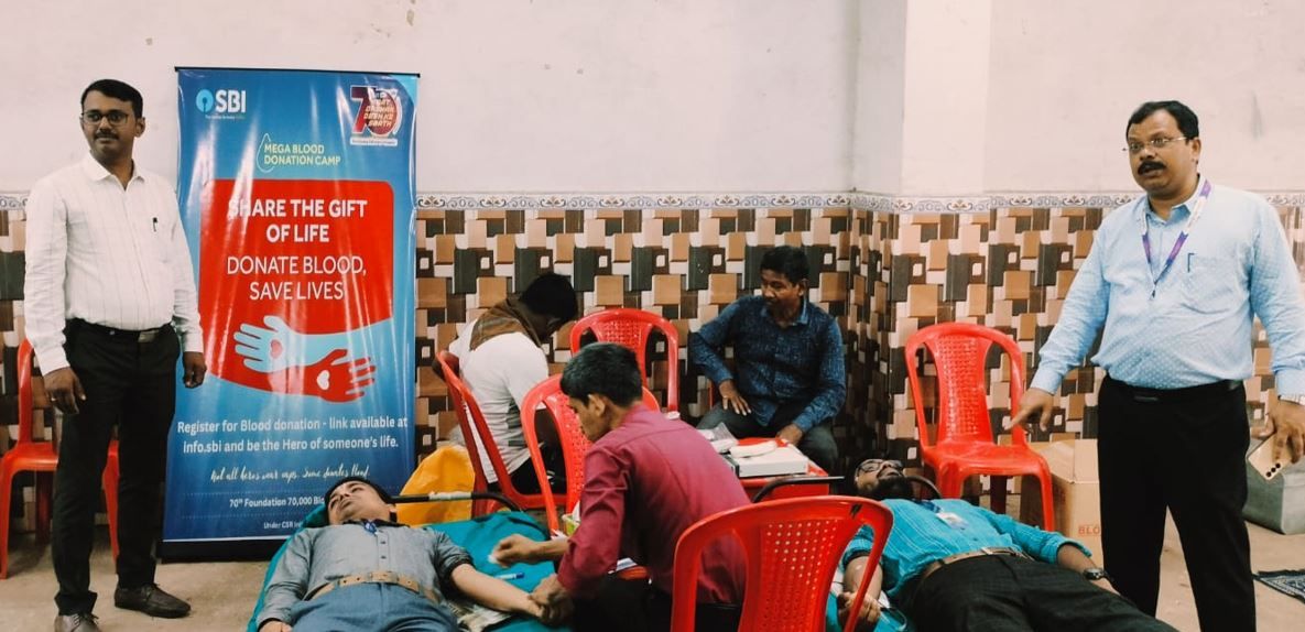 স্টেট ব্যাঙ্ক অফ ইন্ডিয়া গড়বেতা শাখার উদ্যোগে রক্তদান শিবির!
