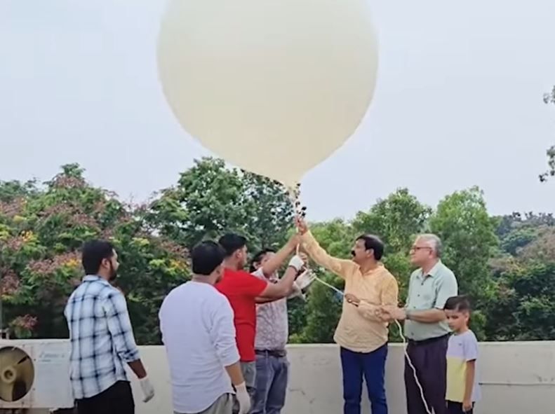 পশ্চিম মেদিনীপুরের বিদ্যাসাগর বিশ্ববিদ্যালয় এবং ISRO-র সহায়তায় রেডিয়োসন্ড বেলুন আকাশে পাঠানো হলো!