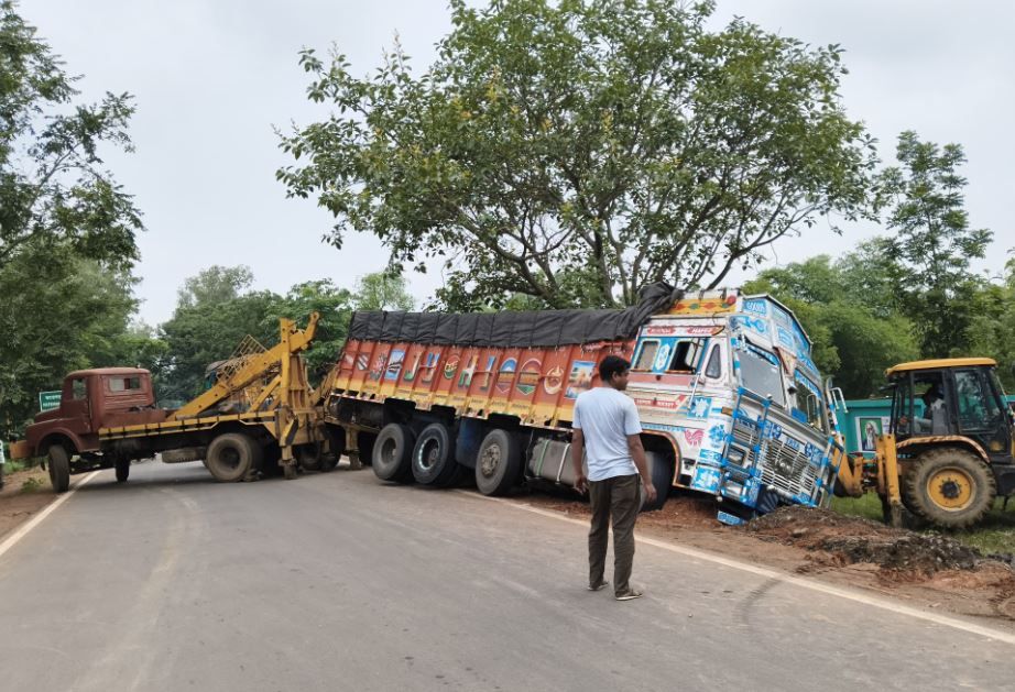 প্রবল বৃষ্টির কারণে নরম হয়ে যাওয়া রাস্তায় একটি লরি ঢুকে পড়ে,যার ফলে যানজট এবং দুর্ভোগের সৃষ্টি হয়!