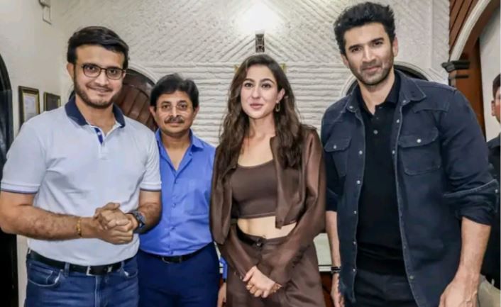 ছবির প্রচারে কলকাতায় এসে ইডেনে ঘুরে যান দুই বলিউড তারকা আদিত্য রয় কাপুর ও সারা আলি খান!