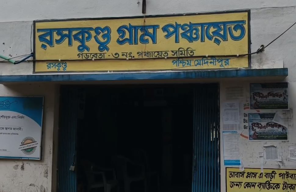 বৃষ্টিতে ক্ষতিগ্রস্ত পশ্চিম মেদিনীপুর জেলার গড়বেতার বাদাম ও সবজি চাষিরা,মাথায় হাত!