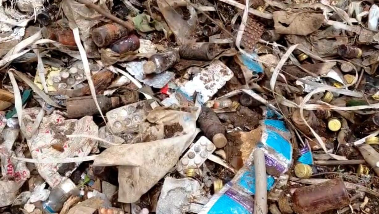 মেদিনীপুর শহরে পুরসভার উপস্বাস্থ্য কেন্দ্রের বাইরে খোলা আকাশের তলায় পরে রয়েছে মেয়াদ উত্তীর্ণ ওষুধ!