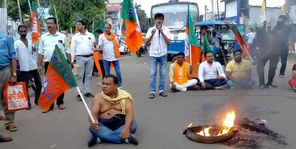 কলকাতার আইন কলেজের আইনের ছাত্রীকে ধর্ষণের ঘটনার প্রতিবাদে পথে নামল পশ্চিম মেদিনীপুরের বিজেপির কর্মীরা!