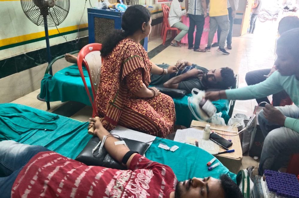 খড়্গপুরের মালঞ্চ এলাকায় রেডিয়েন্ট দ্য হেলপিং স্কোয়াড সংস্থার আয়োজনে স্বেচ্ছায় রক্তদান শিবির!