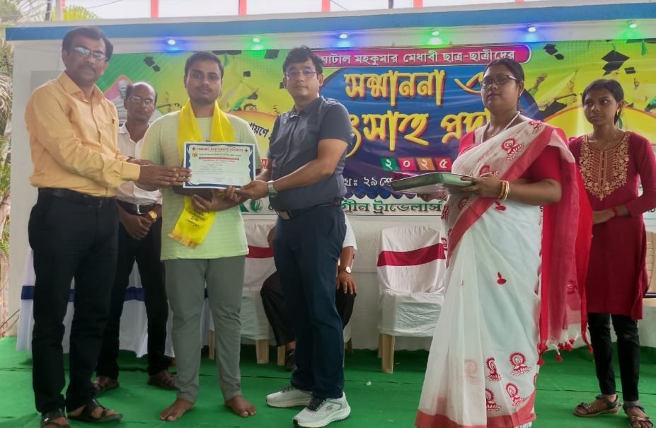 দিলীপ গুচ্ছাইত চ্যারিটেবল ট্রাস্ট এবং ঘাটাল রেডক্রশ সোস্যাইটির উদ্যোগে উত্তীর্ণ দরিদ্র এলাকার মেধাবী শিক্ষার্থীদের সংবর্ধনা!