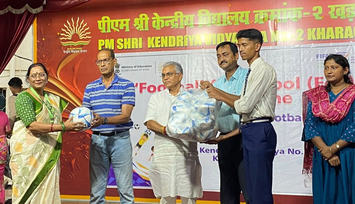 খড়গপুরের কেন্দ্রীয় বিদ্যালয়ে নম্বর-২  F4S প্রোগ্রামের আওতায় শিক্ষার্থীদের মধ্যে ফুটবল বিতরণ কর্মসূচী!