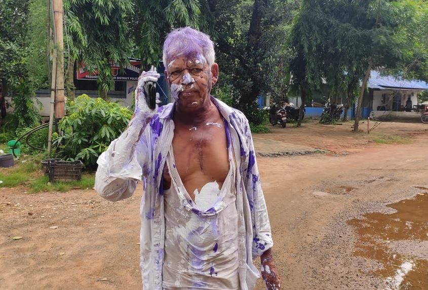 খড়্গপুর শহরে শাসক দলের নেতা বেবী কোলে আমরা বামপন্থী' সংগঠনের নেতা অনিল দাসকে রাস্তার উপর হামলার অভিযোগ!