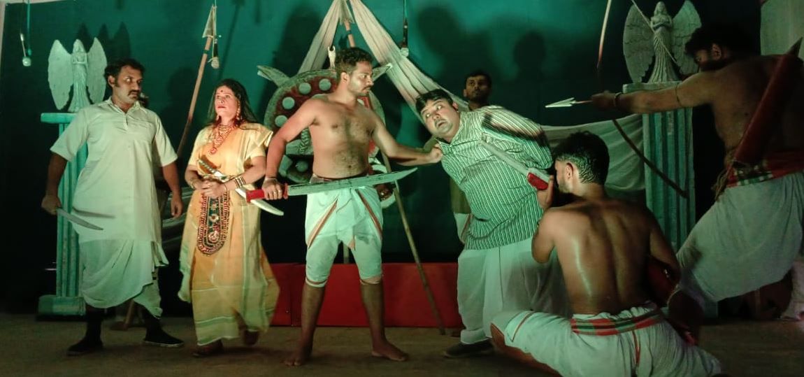 পন্ডিত রঘুনাথ মুরমু বিদ্যাপীঠে মঞ্চস্থ হলো তরুণ থিয়েটারের বীরাঙ্গনা রানী শিরোমণি!