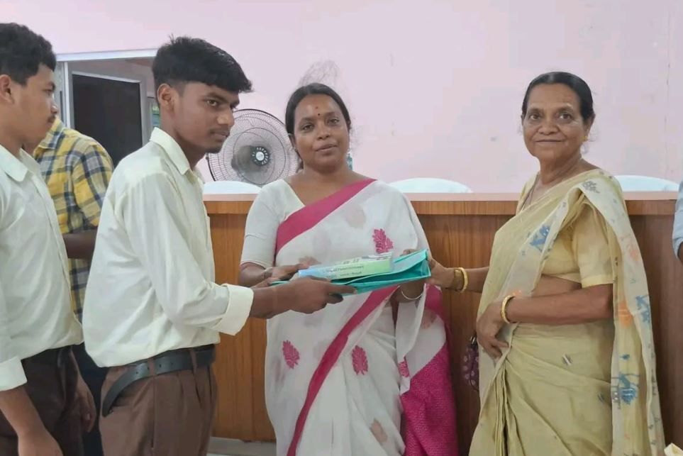 কৃতী শিক্ষার্থীদের সংবর্ধনা দিলেন মন্ত্রী বীরবাহা হাঁসদা!