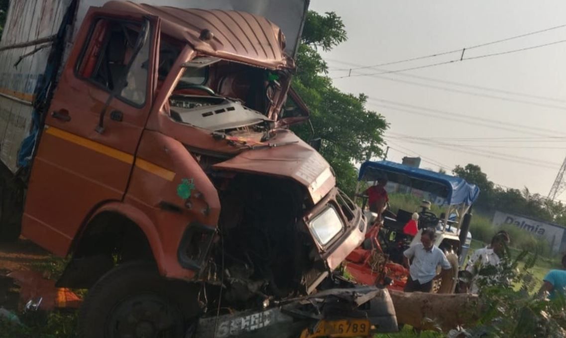 বাঁকুড়ার খাতড়া রাজ্যসড়কের কাছে একটি যাত্রীবাহী বাস দুধ ভর্তি ভ্যানের সাথে সংঘর্ষের পর উল্টে গেল!