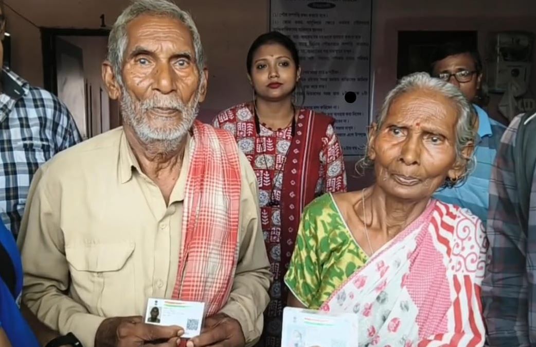 মেদিনীপুরের সাংবাদিকদের  সহায়তায় বিহারের ৭০ বছরেরও বেশি বয়সী এক বৃদ্ধা ও তার স্ত্রী বাড়ি ফিরল!