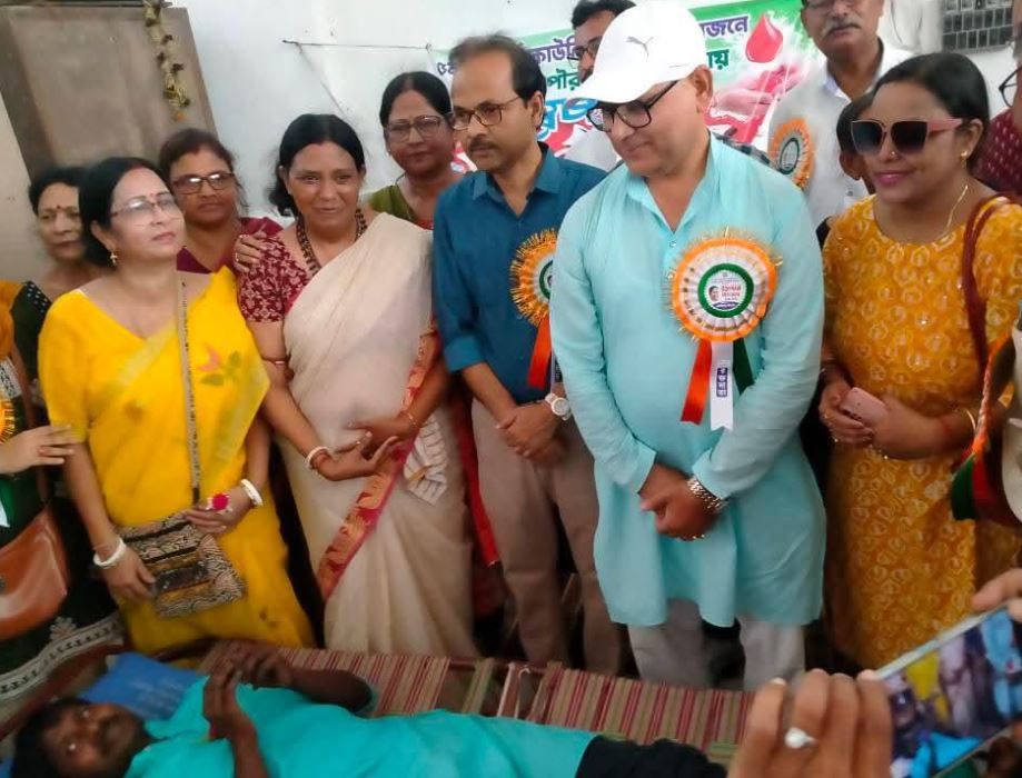 বিধাননগর ৫ নম্বর ওয়ার্ড কমিটি ও পৌরসভার সহযোগিতার রক্তদান শিবির!