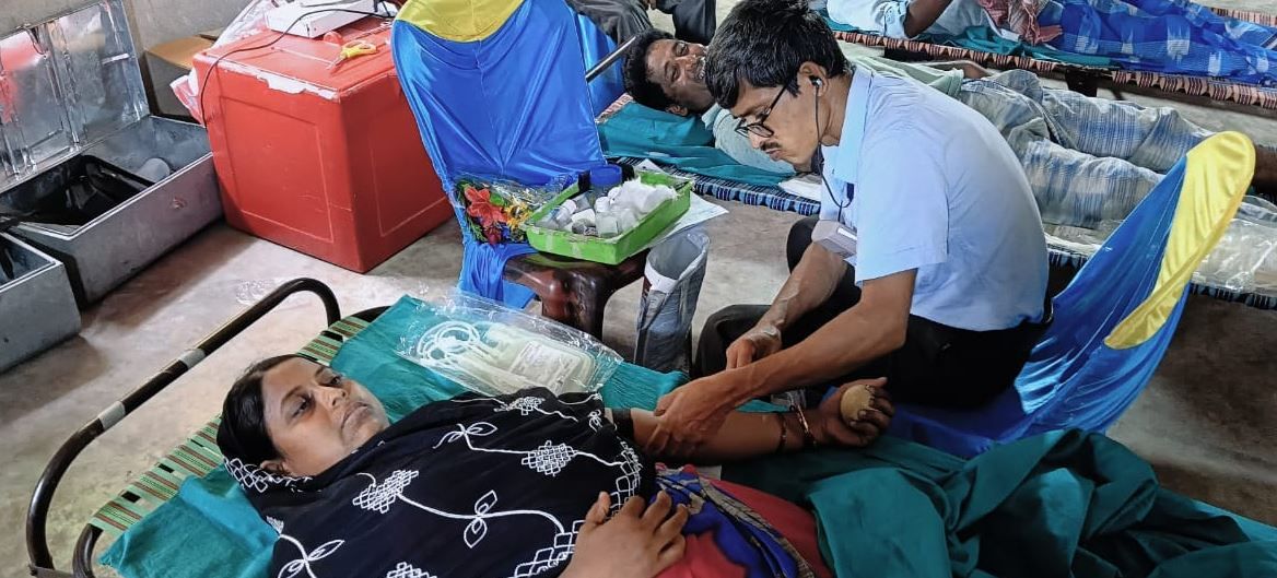 পশ্চিম মেদিনীপুর জেলার কেশপুরে মন্তা গ্রামে ঈদ- উল-আজহা উপলক্ষ্যে রক্তদান শিবির!