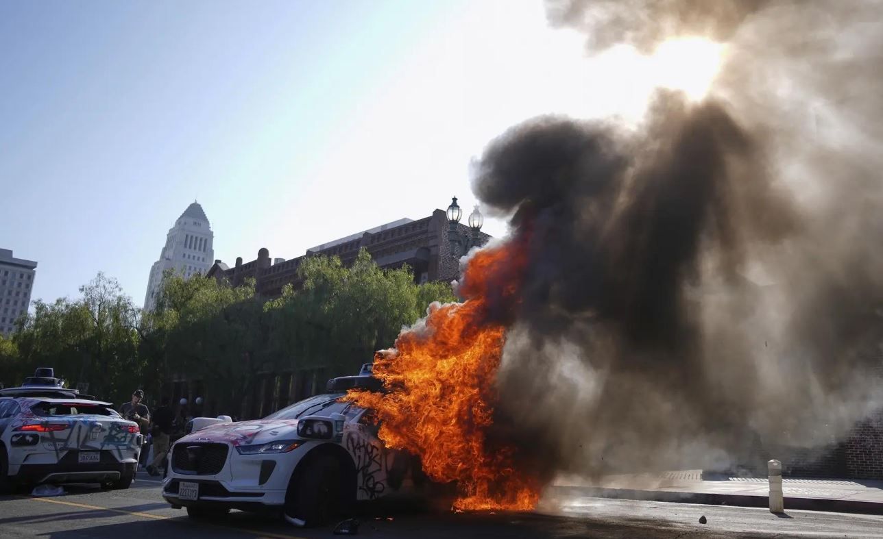 নতুন করে উত্তেজনা ছড়াল যুক্তরাষ্ট্রের ক্যালিফোর্নিয়ার লস অ্যাঞ্জেলসে!