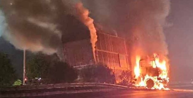 খড়গপুর জাতীয় সড়কে সোমবার ভোররাতে  কন্টেনারে আগুন!