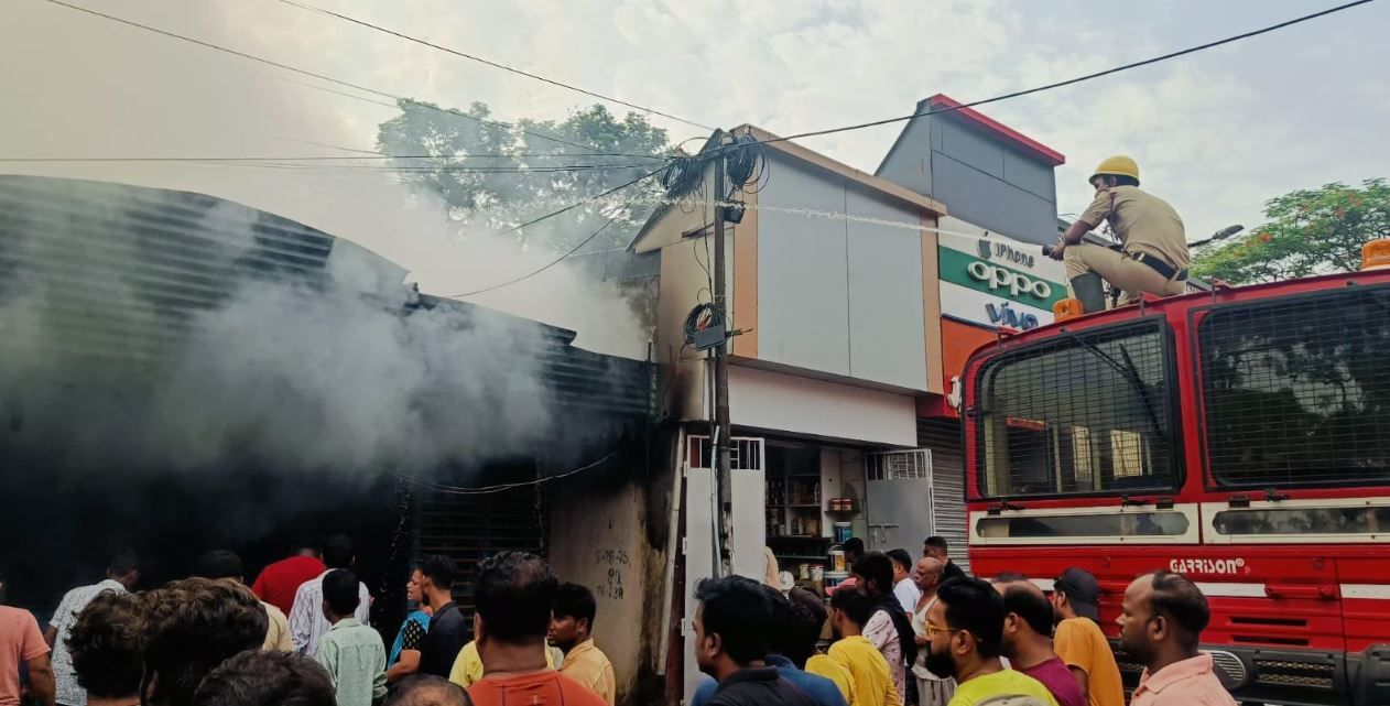 খড়গপুর গোল বাজার জৈন মোবাইলের গোডাউন সংলগ্ন এলাকায়  ভোরে অগ্নিকাণ্ডের ঘটনা!