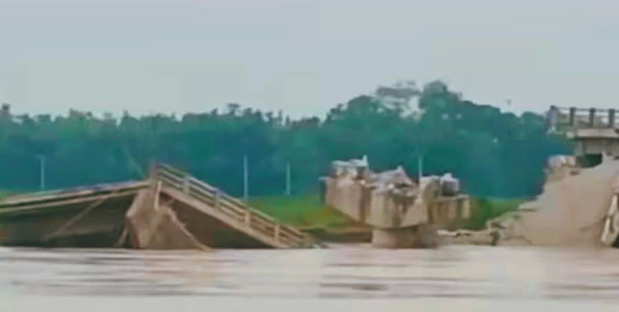 প্রশাসনের উদাসীনতা,বর্ষার শুরু তেই আবার বিহারে তাসের ঘরের মতো ভেঙে পড়ল সেতু!