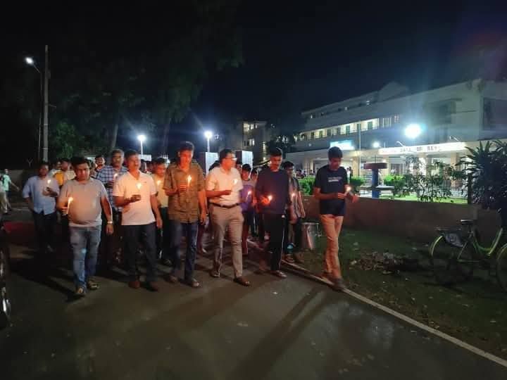 আইআইটি খড়গপুরের মোমবাতি মিছিলে শিক্ষার্থীদের সাথে হাত মিলিয়ে শ্রদ্ধাঞ্জলি জানান অধ্যাপক সুমন চক্রবর্তী!
