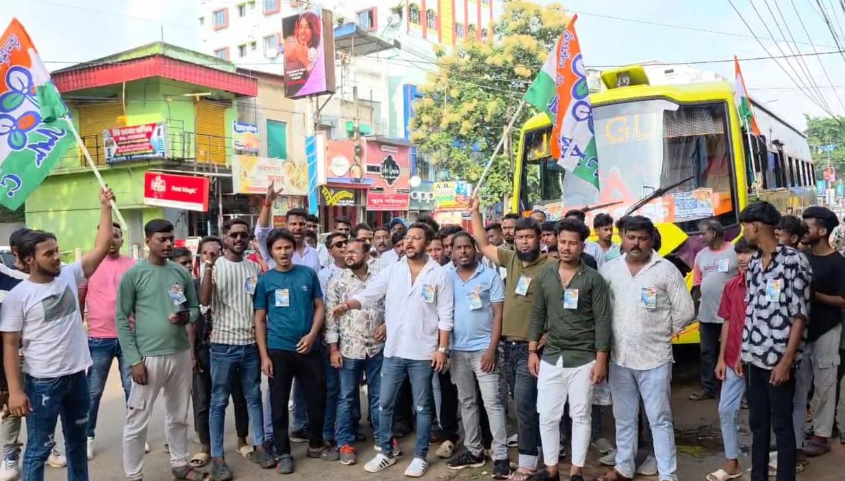 মেদিনীপুরে একুশ জুলাইয়ের শহিদ সমাবেশ ঘিরে সকাল থেকেই প্রস্তুতি তুঙ্গে!