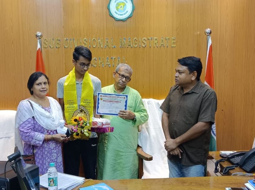 ঘাটাল ইন্ডিয়ান রেড ক্রস সোসাইটি ও দিলীপ কুমার গুছাইত চারিটেবল ট্রাস্ট এর যৌথ উদ্যোগে মেধাবী শিক্ষার্থীদের সম্মাননা!