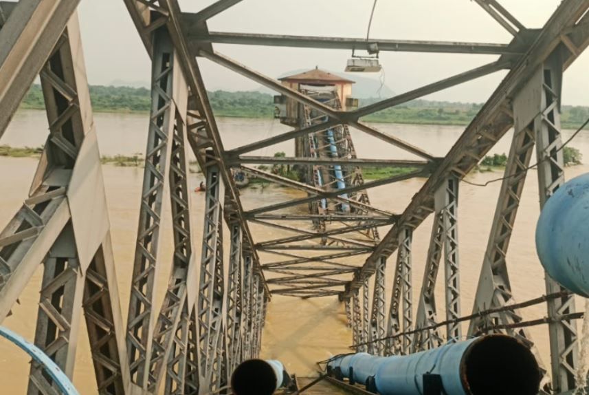 দামোদর নদীতে ভেঙে পড়ল পানীয় জলের লোহার সেতু!