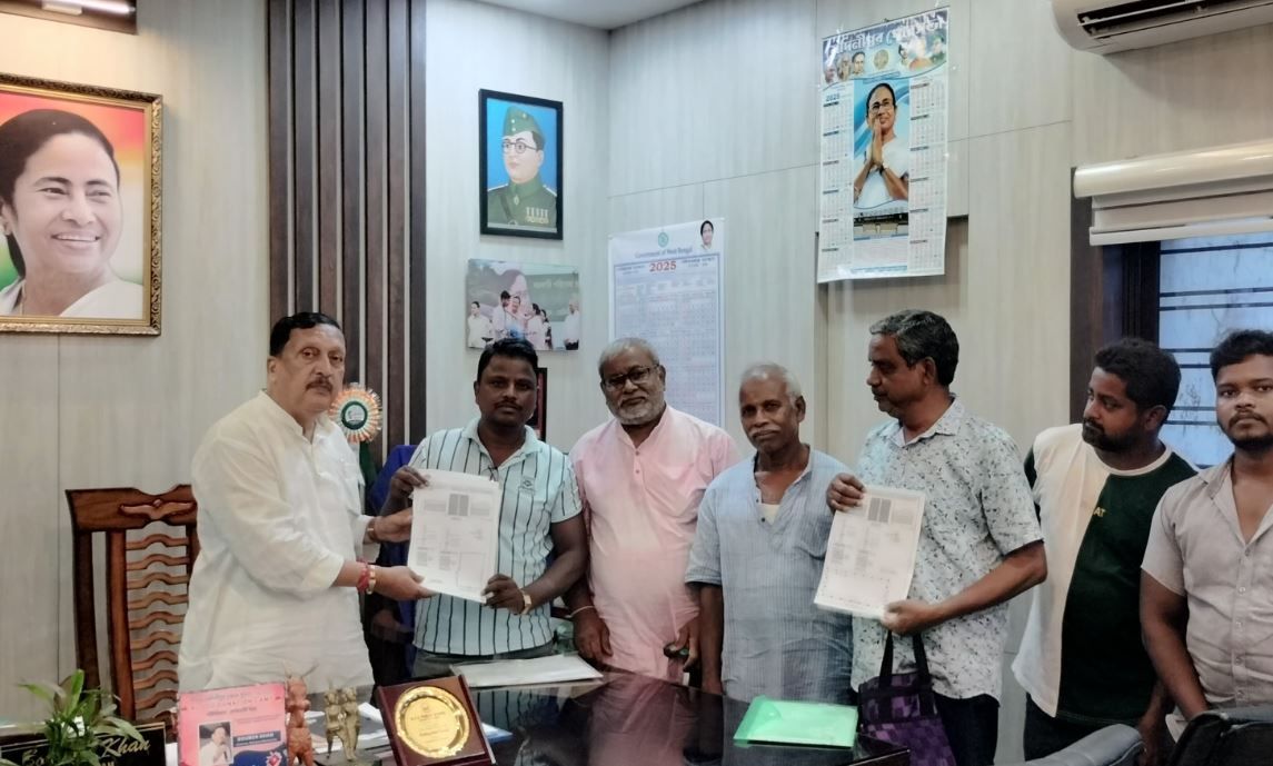 মুখ্যমন্ত্রী তহবিল থেকে আদিবাসী সমাজকে  স্থানের সংস্কারের জন্য অনুদান  দিলেন পৌরসভার পুরপ্রধান সৌমেন খান!