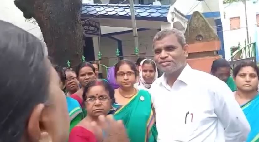 পশ্চিম মেদিনীপুর জেলার গড়বেতায় অঙ্গনওয়াড়ি কর্মীদের বিক্ষোভের মুখে রাজ্যের মন্ত্রী শ্রীকান্ত মাহাত!