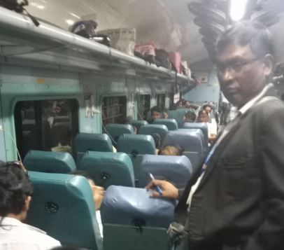 অনিয়মিত ভ্রমণ রোধে খড়গপুর বিভাগ বিশেষ টিকিট চেকিং অভিযান কর্মসূচী!