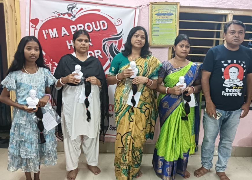 ঘাটালের ভারতীয় রেড ক্রস সোসাইটির উদ্যোগে ক্যান্সার রোগীদের জন্য চুলদান শিবির!