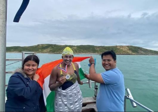 হিমশীতল জলে সাঁতরে ইংলিশ চ‌্যানেল জয় পশ্চিম মেদিনীপুর জেলার সাঁতারু আফরিন জাবি!