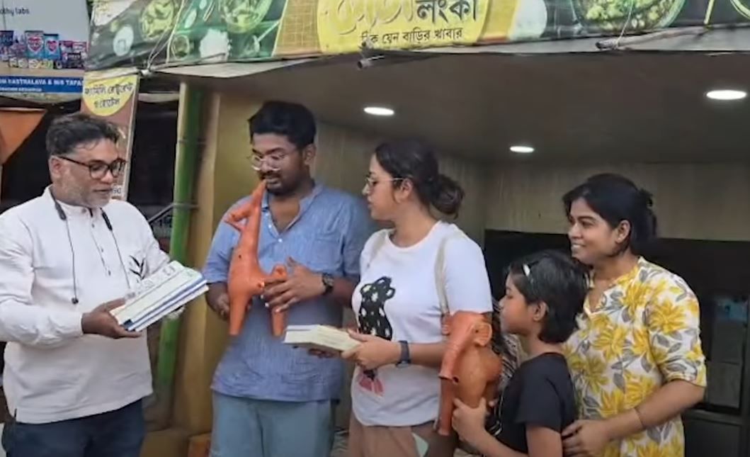 জঙ্গলমহলের রাস্তায় হঠাৎ টলিউডের বিখ্যাত অভিনেত্রী ও গায়ক!