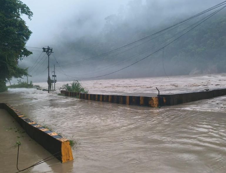 অতিভারী বৃষ্টিতে তিস্তার জলে ভেসেছে সিকিম-কালিম্পং-শিলিগুড়ি ১০ নম্বর জাতীয় সড়ক!