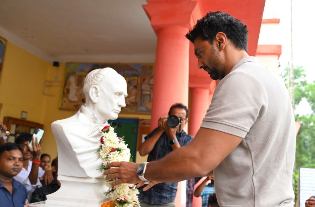 বিদ্যাসাগর মহাশয়ের প্রয়াণ দিবসে সাংসদ দেব  দিনময়ী মূর্তির উন্মোচন ও বিদ্যাসাগরের ২৩ ফুট উচ্চ মূর্তিতে মাল্যদান করেন!