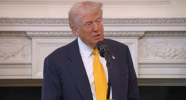 মার্কিন প্রেসিডেন্ট ডোনাল্ড ট্রাম্প অতিরিক্ত জরিমানা শুল্কের পাশাপাশি ভারতীয় আমদানির উপর ২৫% ঘোষণা!