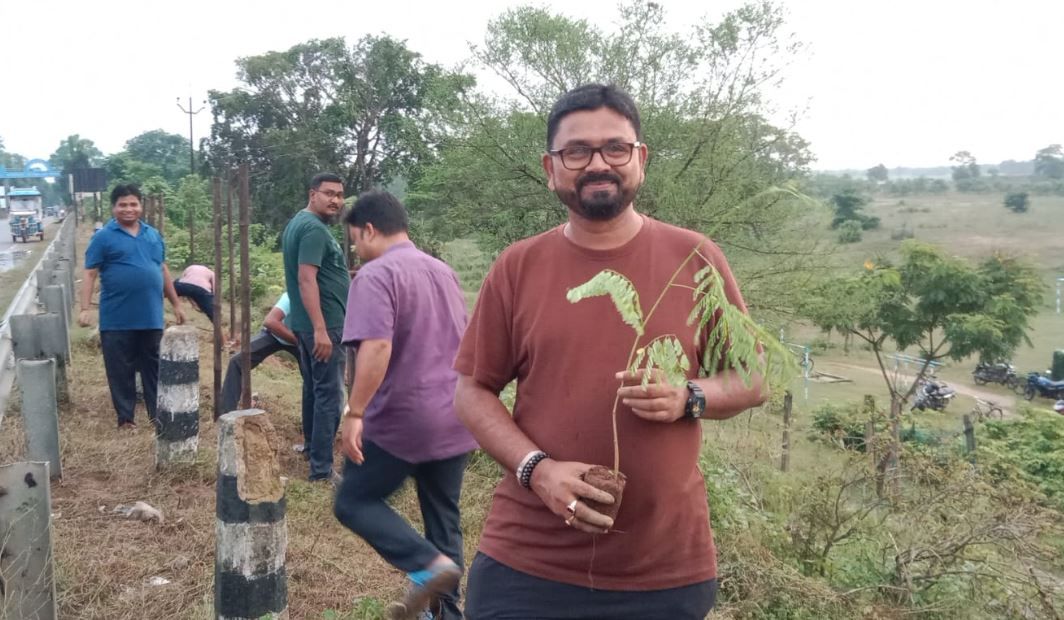 পরিবেশ সচেতনতার বার্তা দিতে ও রাস্তায় দুপাশের সৌন্দর্য বৃদ্ধি করেতে চারাগাছ রোপণ!