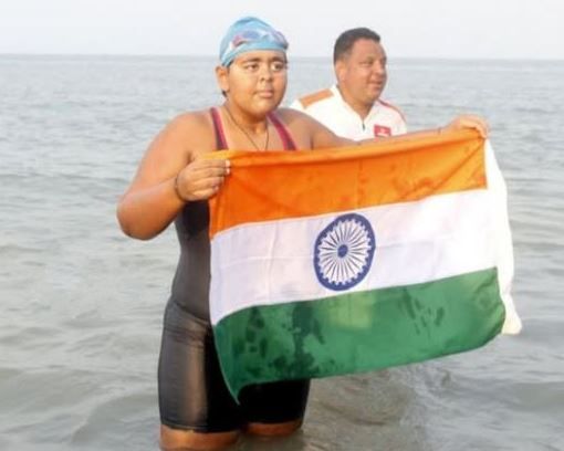 অটিজম স্পেকট্রাম ডিসওর্ডারের প্রতিবন্ধকতা নিয়ে জিয়া রায় মাত্র ১৬ বছর বয়সে  দ্রুতগামী প্যারা সুইমার হিসাবে সাঁতরে পার করলেন ইংলিশ চ্যানেল!