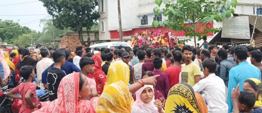 চন্দ্রকোনায় তৃণমুল কংগ্রেসের অঞ্চল পার্টি অফিসে ডেকে গৃহবধূকে নির্যাতন,অ্যাসিড খেয়ে আত্মহত্যা, এলাকায় উত্তেজনা!