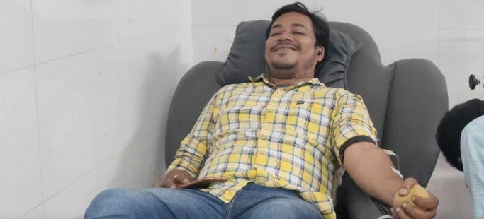 জরুরি প্রয়োজনে রক্ত দিতে এগিয়ে এলেন চিকিৎসক ডাঃ অভিষেক মাহাতো!