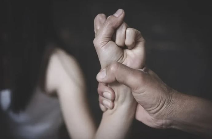 বাঁকুড়ার সোনামুখী এলাকায় খেজুর খাওয়ানোর নাম করে এক বালিকাকে নির্জন জায়গায় নিয়ে গিয়ে ধর্ষণ করা অভিযোগ!