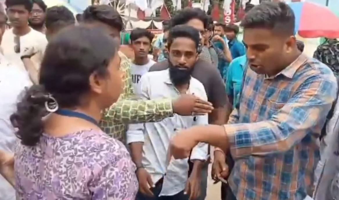 মেদিনীপুর কলেজে ভর্তি কেন্দ্র করে SFI ও TMC সদস্যদের মধ্যে হাতাহাতি!