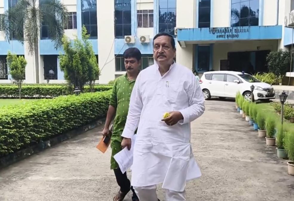 বিপ্লবীদের ‘সন্ত্রাসবাদী’ বিতর্কে মেদিনীপুর পৌরসভার চেয়ারম্যান সৌমেন খান বিশ্ববিদ্যালয়ের উপাচার্যকে পদক্ষেপ নেওয়ার অনুরোধ!