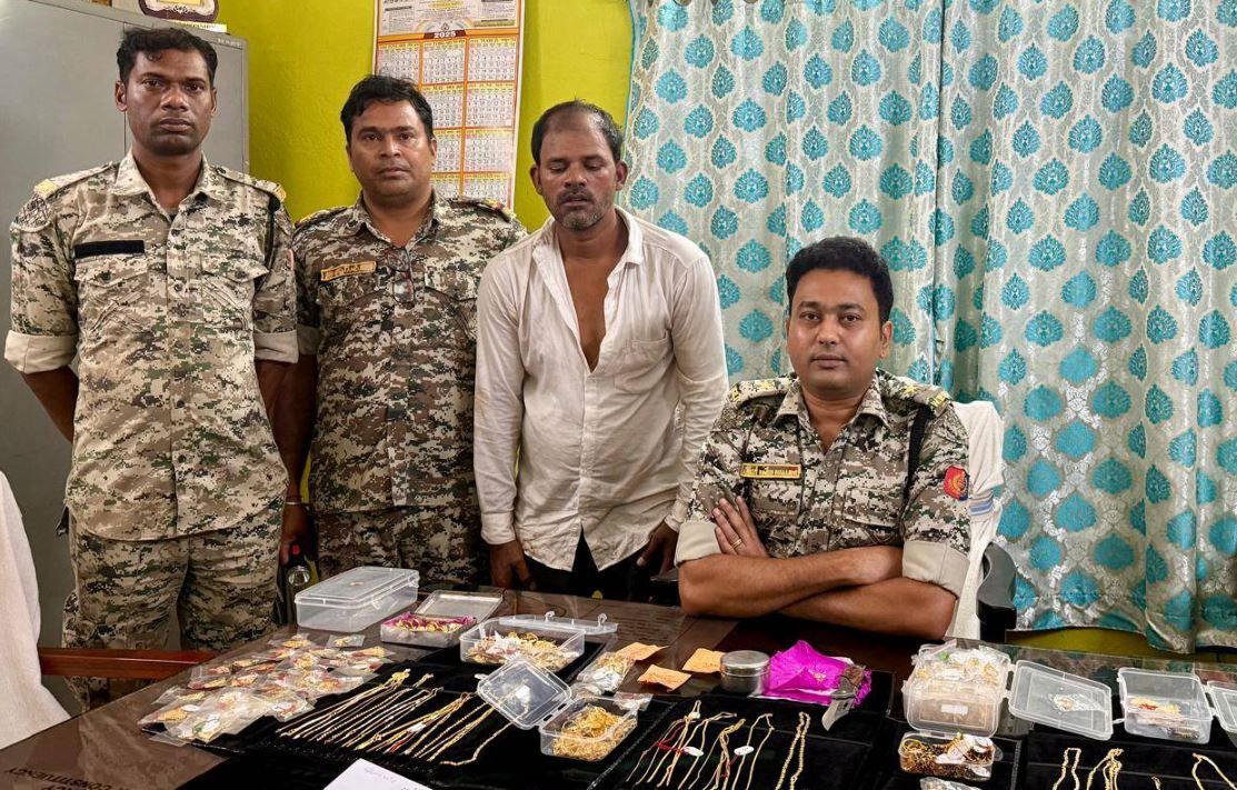 সীমান্তবর্তী ঝাড়খণ্ড রাজ্যে ডাকাতির ঘটনায় জড়িত ৩ অপরাধীকে আটক করে চুরি যাওয়া সামগ্রী উদ্ধার ঝাড়গ্রাম জেলার জাম্বনী থানার!
