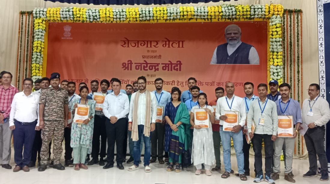 দেশজুড়ে ১৬তম রোজগার মেলা অনুষ্ঠিত হলো  কেন্দ্রীয় সরকারি চাকরিতে ৫১,০০০-এরও বেশি যুবক নিয়োগপত্র!