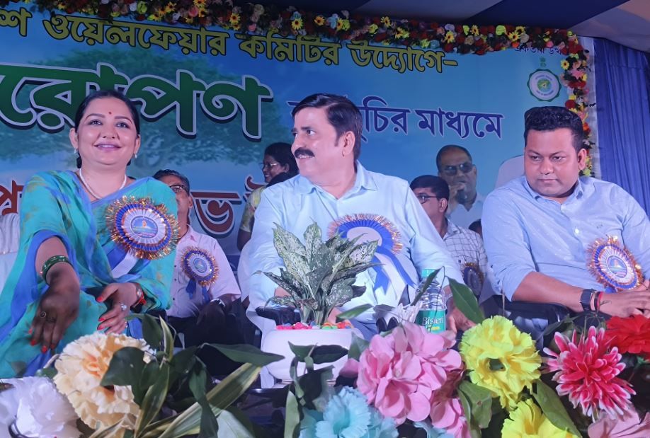 পশ্চিমবঙ্গ পুলিশ ওয়েলফেয়ার কমিটির উদ্যোগে পশ্চিম মেদিনীপুরের পুলিশ লাইনে বৃক্ষরোপণ কর্মসূচির মাধ্যমে অরণ্য সপ্তাহের উদ্বোধন!