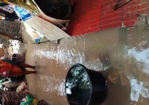 প্রবল বৃষ্টিতে বিপর্যস্ত মেদিনীপুর স্টেশন  সংলগ্ন ভুঁইয়া পাড়া এলাকা!