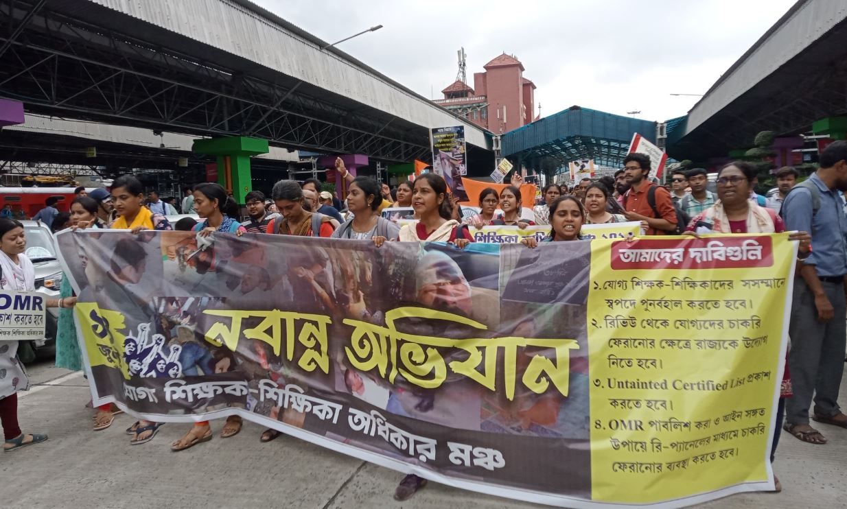 সর্বশক্তি দিয়ে ময়দানে চাকরিহারাপ্রার্থীরা ,রাত ১২টা অবধি সময় বেঁধে দিলেন!