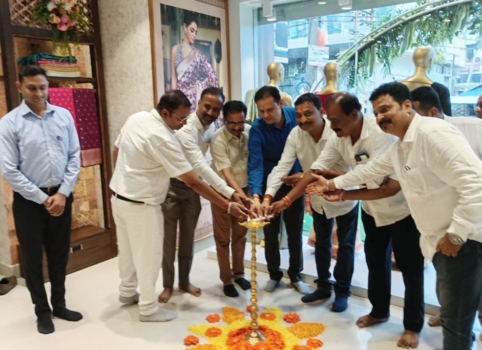 ইন্ডিয়ান সিল্ক হাউস এজেন্সিজর খড়্গপুরে মালঞ্চ নতুন শোরুম উদ্বোধন হল!