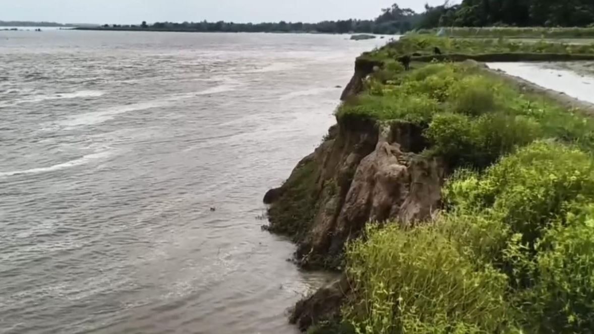 মেদিনীপুর সদর ব্লকের মনিদহ গ্রামে  কংসাবতীর পাড় ভাঙ্গনে ভয়ংকর দৃশ্য!