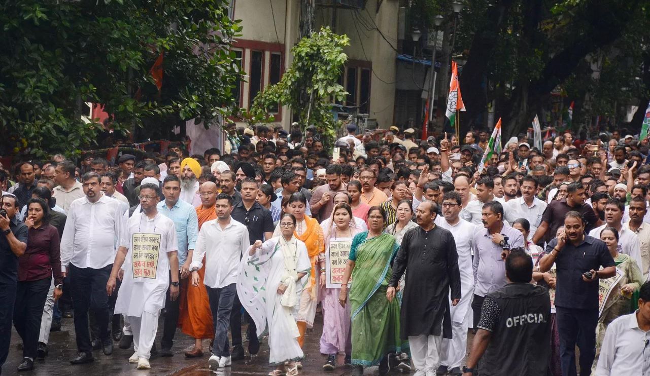 বৃষ্টি মাথায় নিয়ে মিছিলে রাজপথে মমতা-অভিষেক!