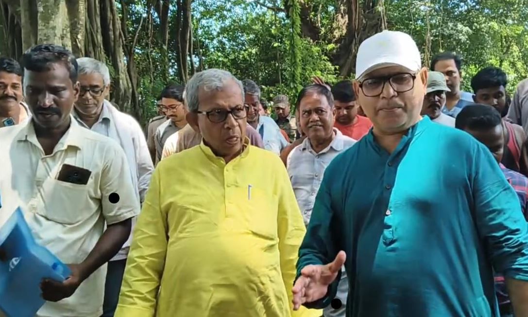 মেদিনীপুর সদর ব্লকের মনিদহ গ্রামে কংসাবতীর পাড় ভাঙ্গনে ভয়ংকর দৃশ্য পরিদর্শনে রাজ্যের সেচ মন্ত্রী ডা: মানস ভুঁইয়া!